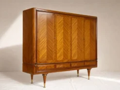 Armoire vintage 4 portes en bois à chevrons, miroir et pieds dorés