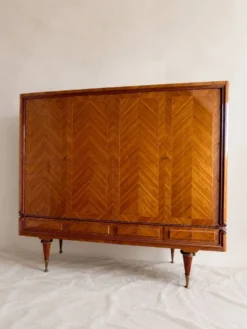 Armoire vintage 4 portes en bois à chevrons, miroir et pieds dorés
