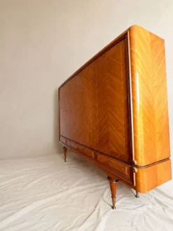 Armoire vintage 4 portes en bois à chevrons, miroir et pieds dorés