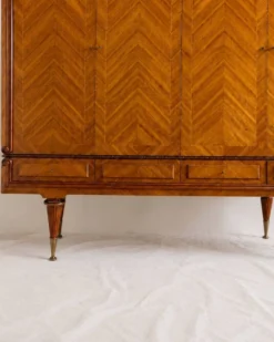 Armoire vintage 4 portes en bois à chevrons, miroir et pieds dorés