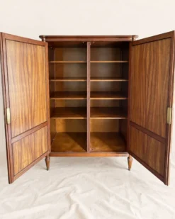 Armoire vintage style Louis XVI en loupe d’orme – 2 portes