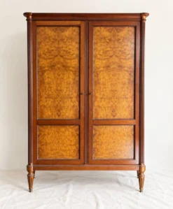 Armoire vintage style Louis XVI en loupe d’orme – 2 portes