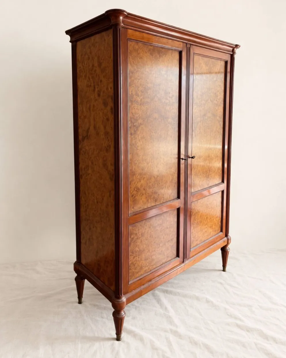 Armoire vintage style Louis XVI en loupe d’orme – 2 portes