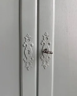 Armoire vintage vert de gris (rénovée)