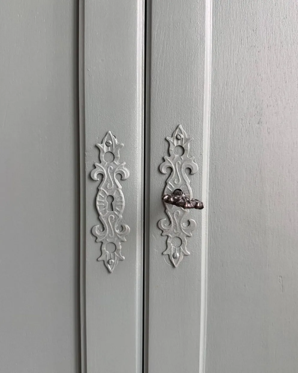 Armoire vintage vert de gris (rénovée)