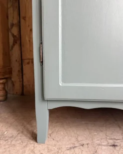 Armoire vintage vert de gris (rénovée)