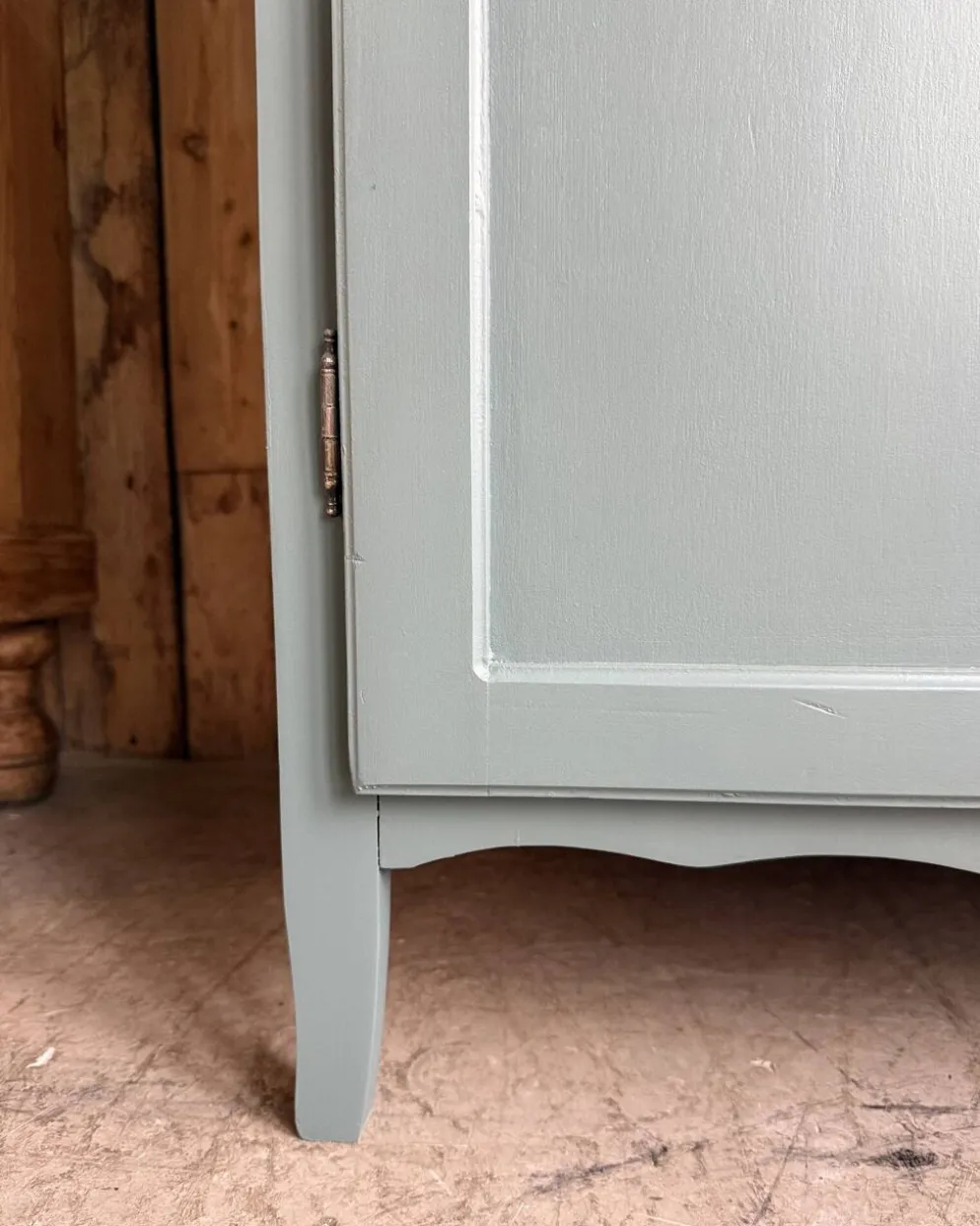 Armoire vintage vert de gris (rénovée)