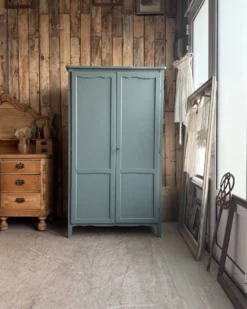 Armoire vintage vert de gris (rénovée)