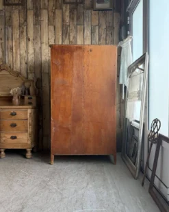 Armoire vintage vert de gris (rénovée)