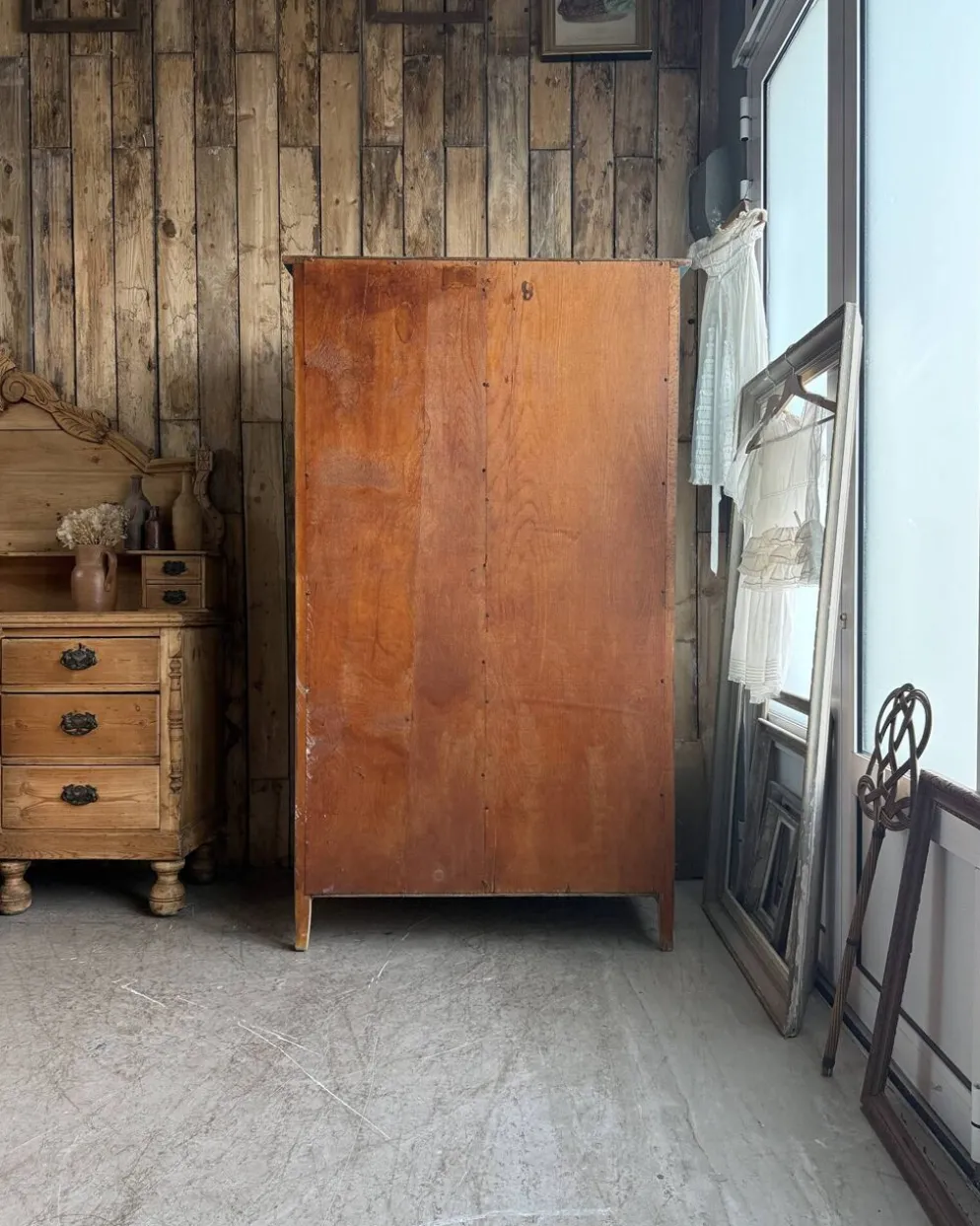 Armoire vintage vert de gris (rénovée)