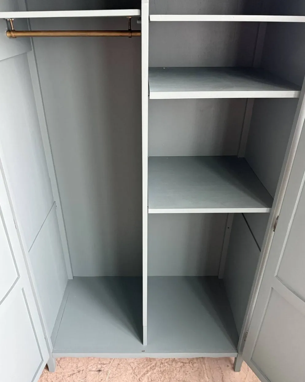 Armoire vintage vert de gris (rénovée)