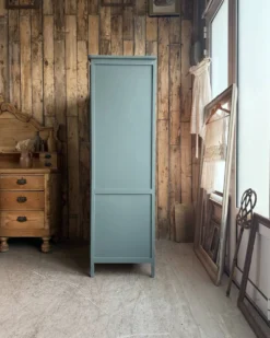 Armoire vintage vert de gris (rénovée)
