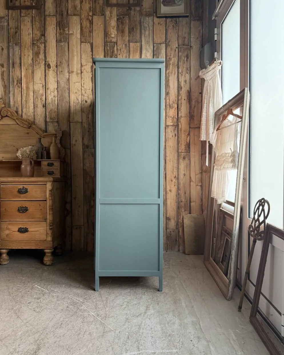 Armoire vintage vert de gris (rénovée)