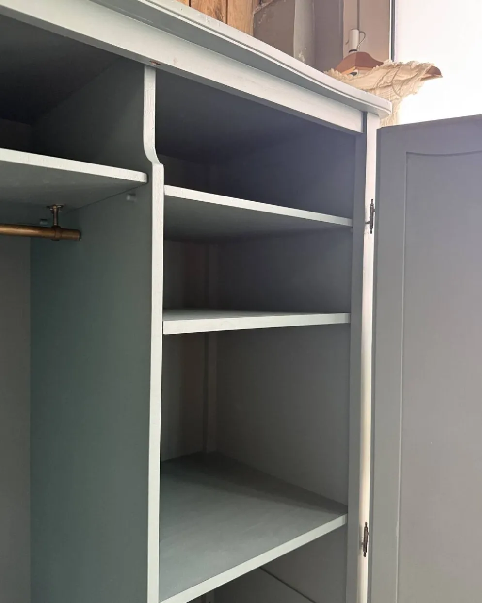 Armoire vintage vert de gris (rénovée)