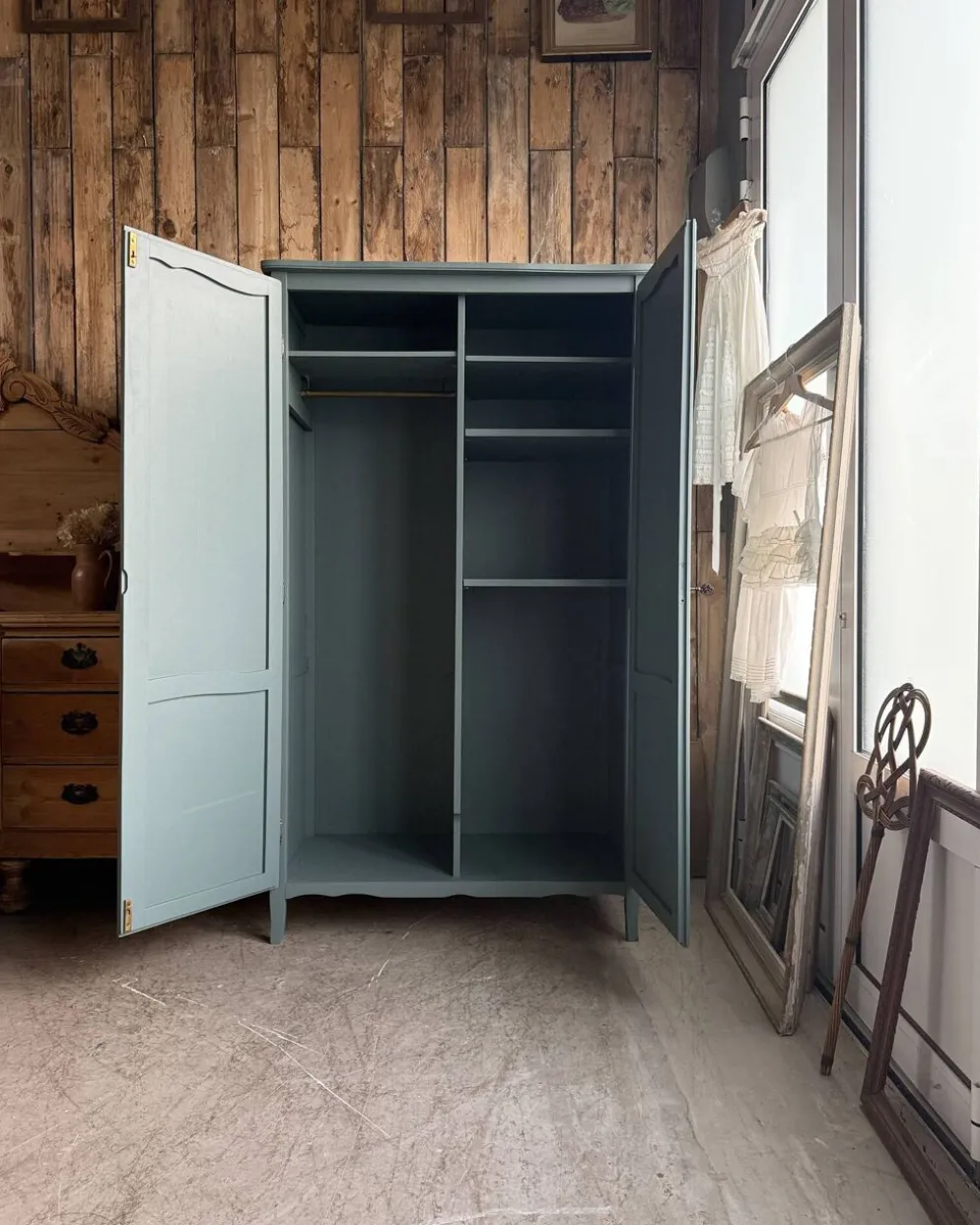 Armoire vintage vert de gris (rénovée)