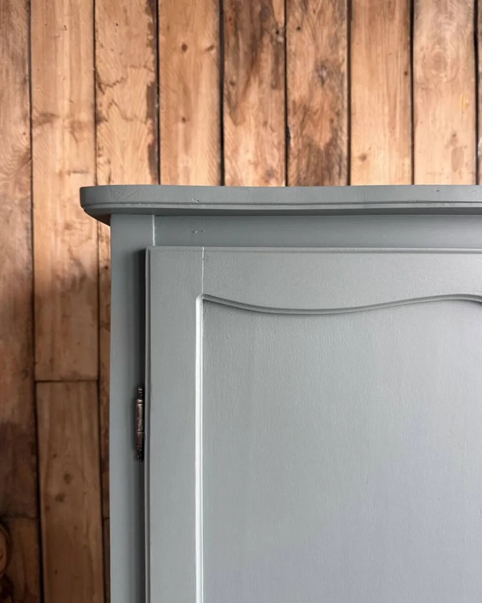 Armoire vintage vert de gris (rénovée)