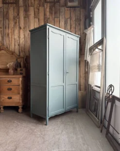 Armoire vintage vert de gris (rénovée)
