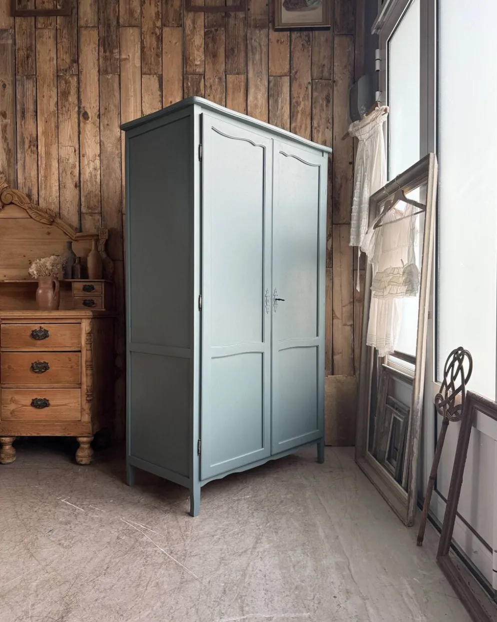 Armoire vintage vert de gris (rénovée)