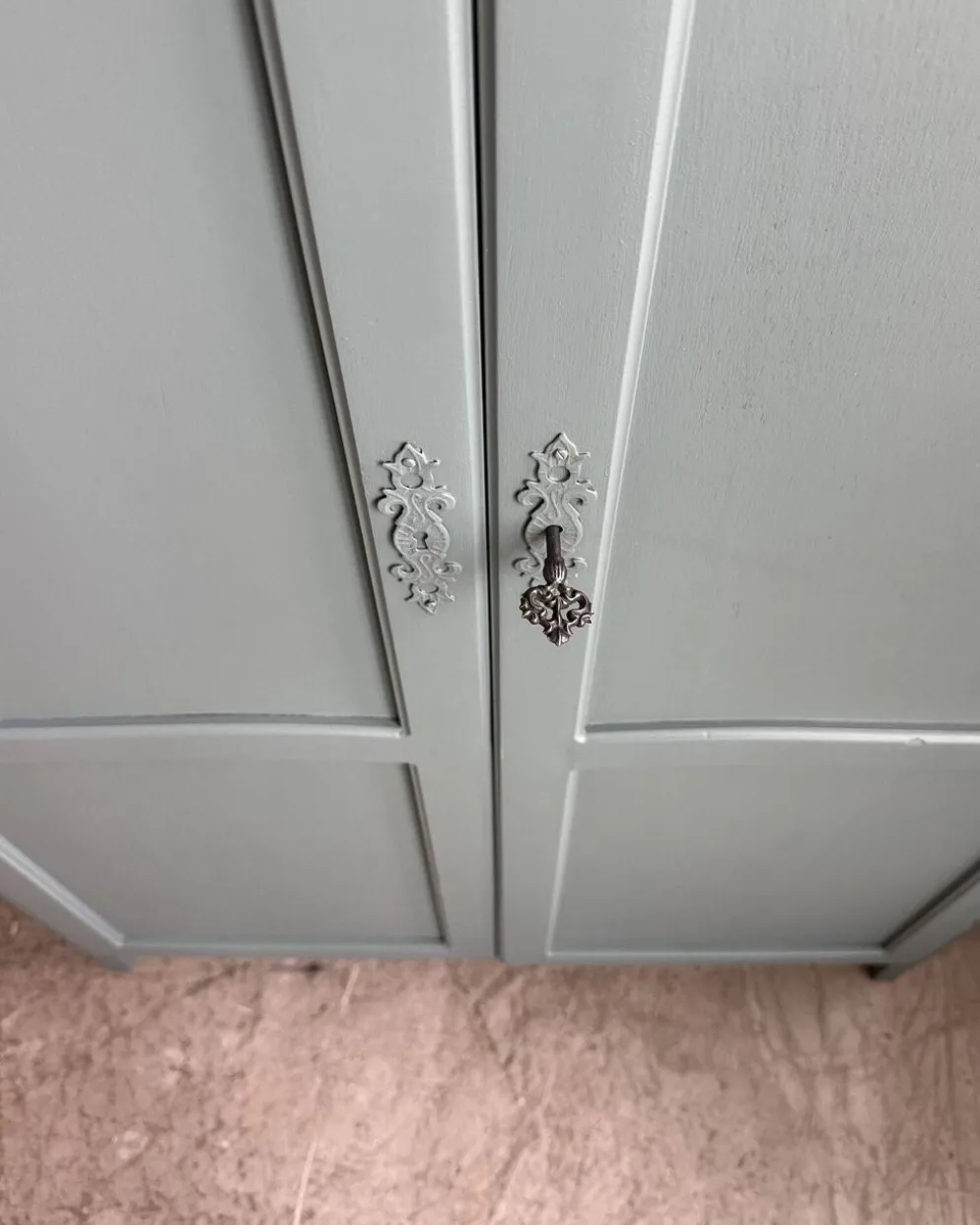 Armoire vintage vert de gris (rénovée)
