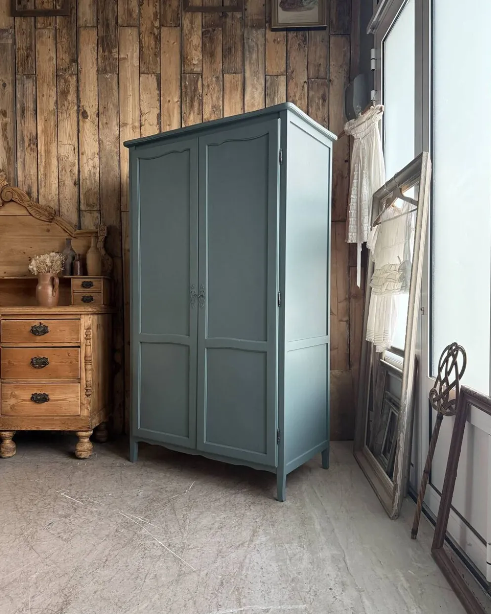 Armoire vintage vert de gris (rénovée)