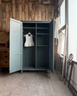 Armoire vintage vert de gris (rénovée)
