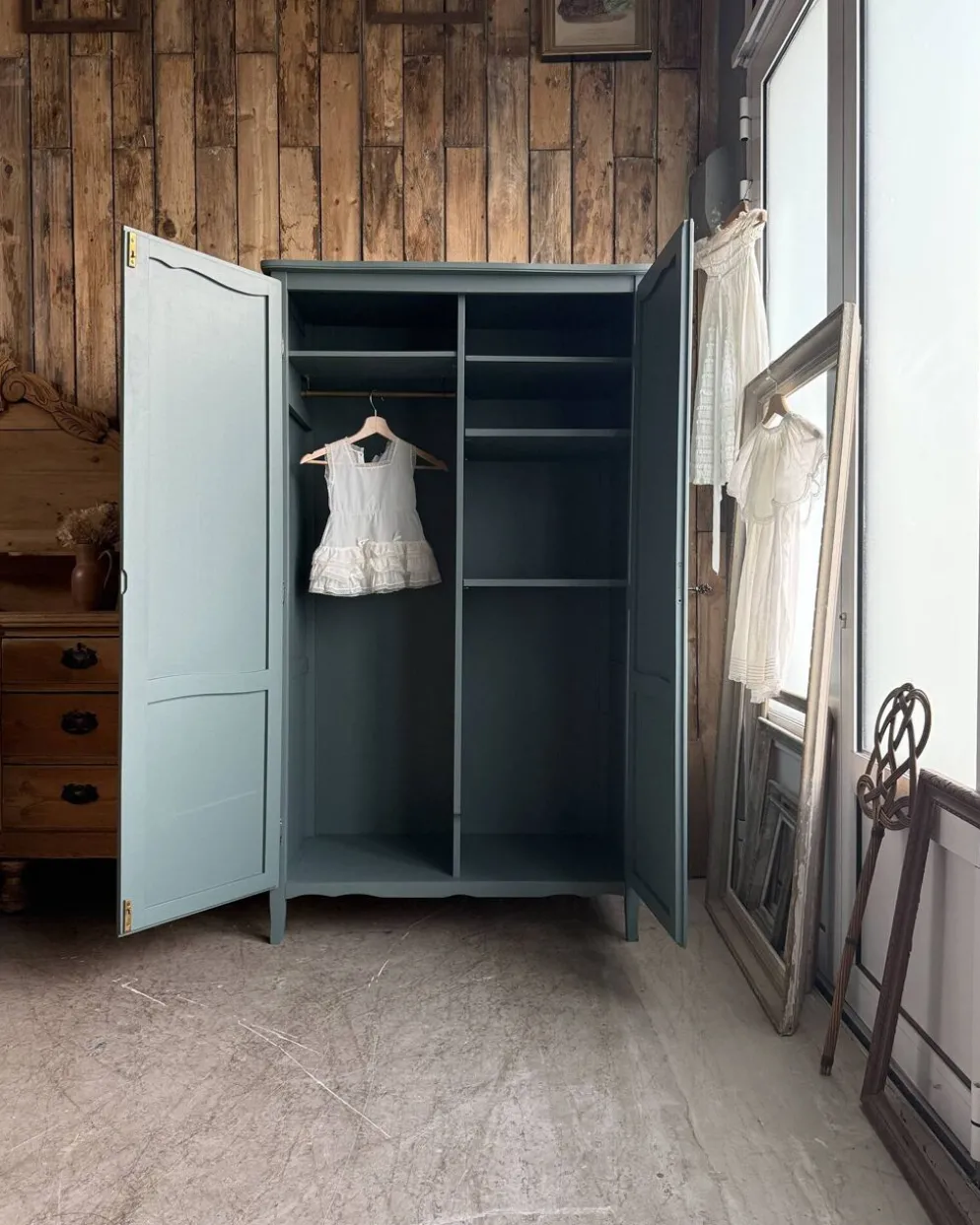 Armoire vintage vert de gris (rénovée)