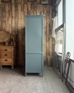 Armoire vintage vert de gris (rénovée)