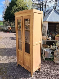 Armoire vitrée