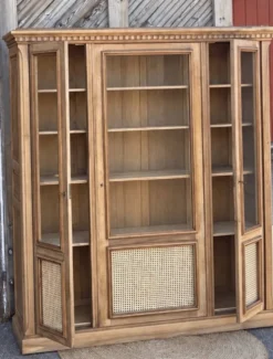 Armoire vitrée ancienne : vaisselier bibliothèque en bois massif brut