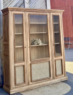 Armoire vitrée ancienne : vaisselier bibliothèque en bois massif brut