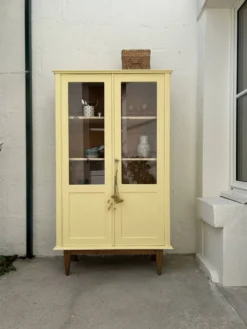 Armoire vitrée colorée
