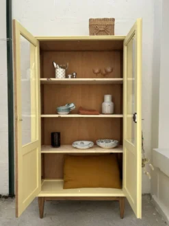 Armoire vitrée colorée