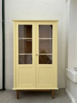 Armoire vitrée colorée