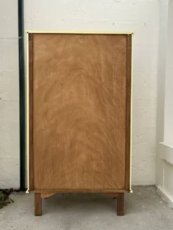 Armoire vitrée colorée