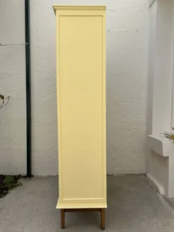 Armoire vitrée colorée