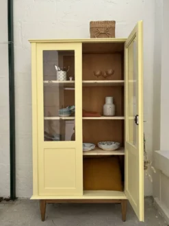 Armoire vitrée colorée