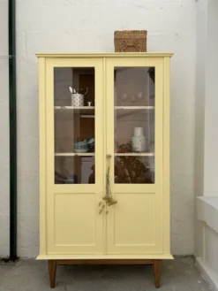 Armoire vitrée colorée