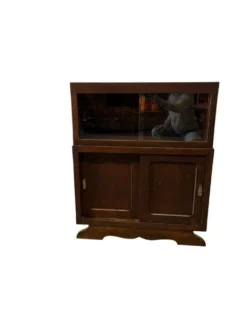 Armoire vitrine en bois vintage avec accent art déco