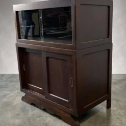 Armoire vitrine en bois vintage avec accent art déco