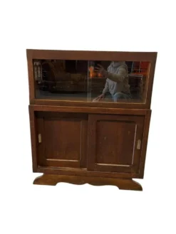 Armoire vitrine en bois vintage avec accent art déco