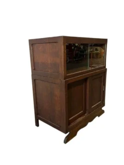 Armoire vitrine en bois vintage avec accent art déco