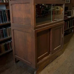 Armoire vitrine en bois vintage avec accent art déco