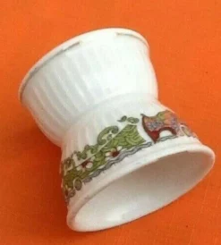 Art Nouveau Coquetier diabolo godronné Porcelaine Blanche à décor de frise