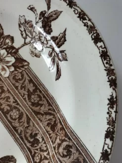 Assiette ancienne décor floral brun, Grand dépôt E. Bourgeois