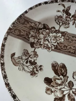 Assiette ancienne décor floral brun, Grand dépôt E. Bourgeois