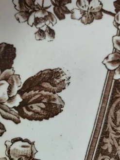 Assiette ancienne décor floral brun, Grand dépôt E. Bourgeois