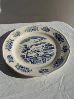 Assiette ancienne en faïence à décor de paysage bleu D24,5