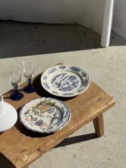 Assiette ancienne en faïence à décor de paysage bleu D24,5