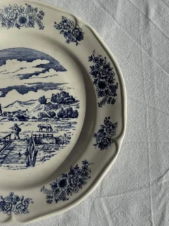Assiette ancienne en faïence à décor de paysage bleu D24,5