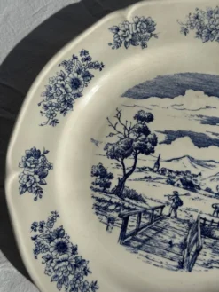 Assiette ancienne en faïence à décor de paysage bleu D24,5